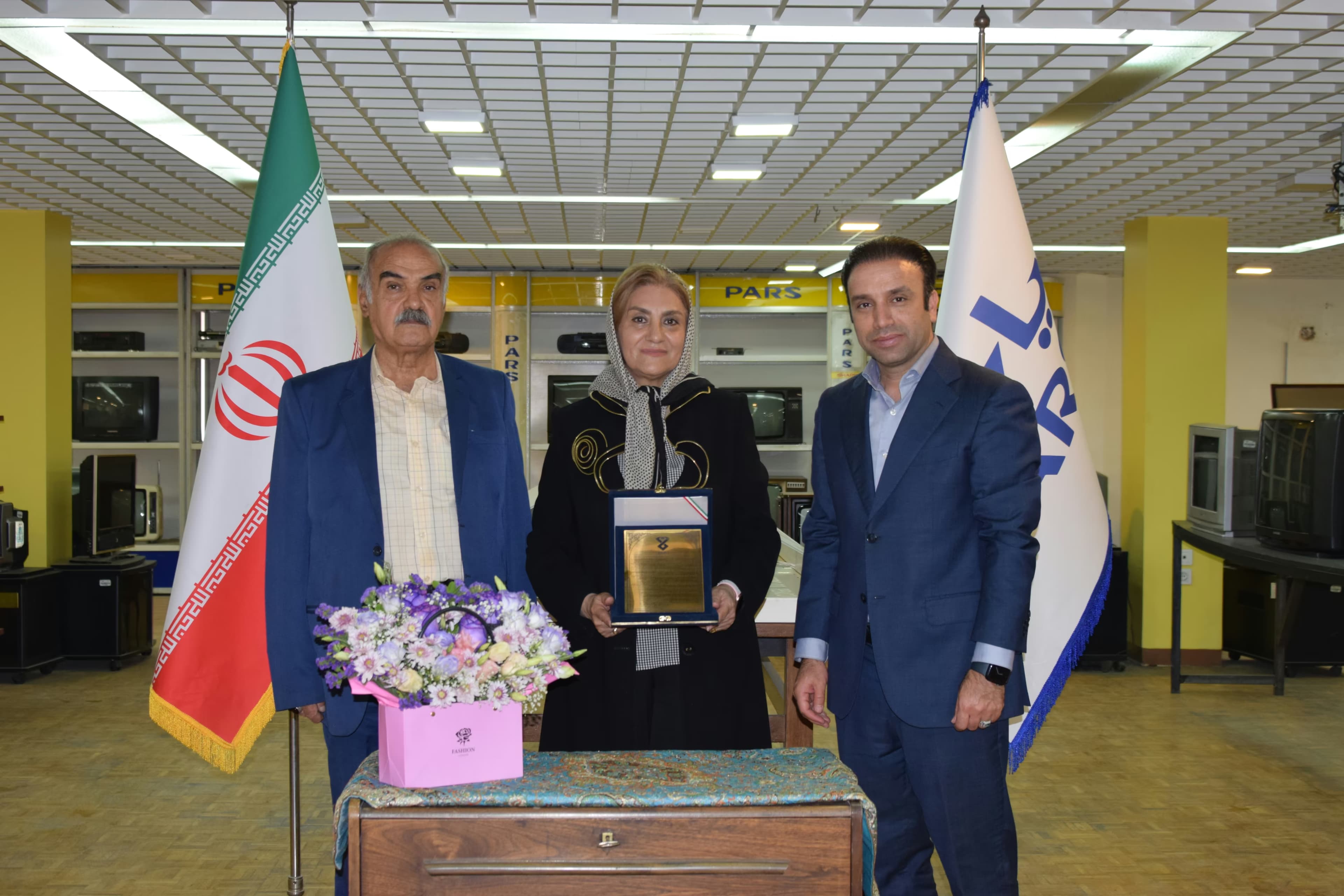 تجلیل از خانم مریم پکنه در راستای حفظ میراث صنعتی «پارسالکتریک»